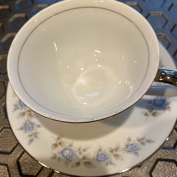 Tea cup and saucer - Picture 2 of 4